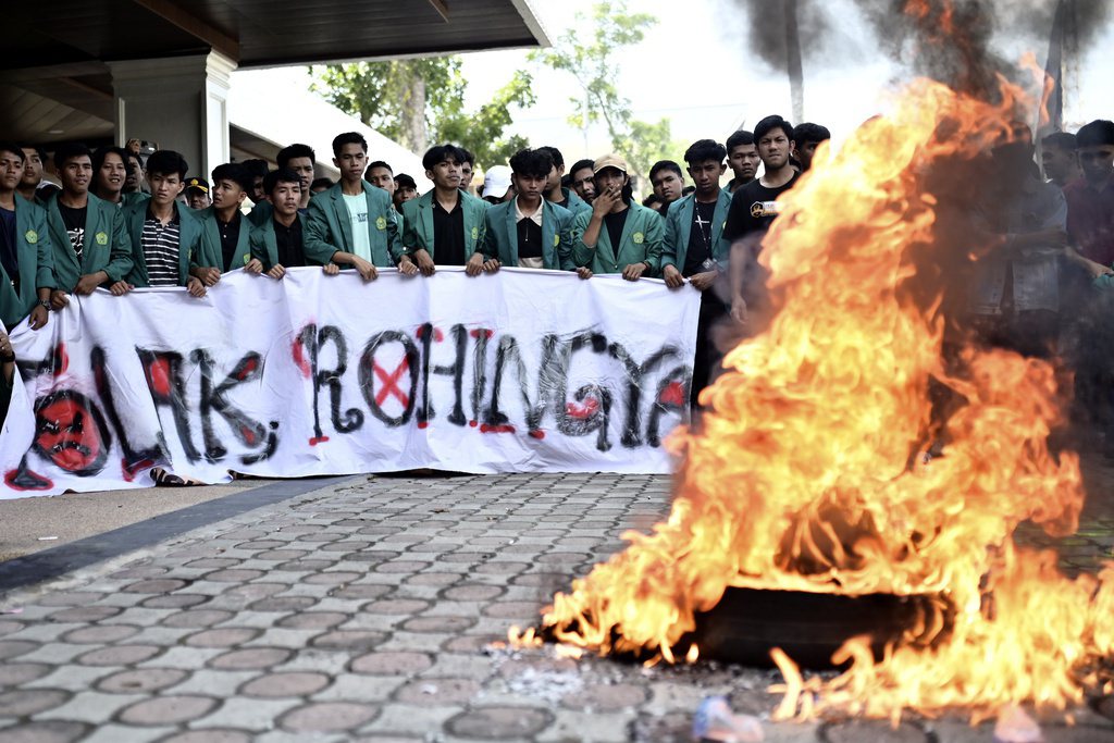 2023年12月27日，大批大學生於印尼亞齊羅興亞人收容中心焚燒輪胎抗議，要求當...