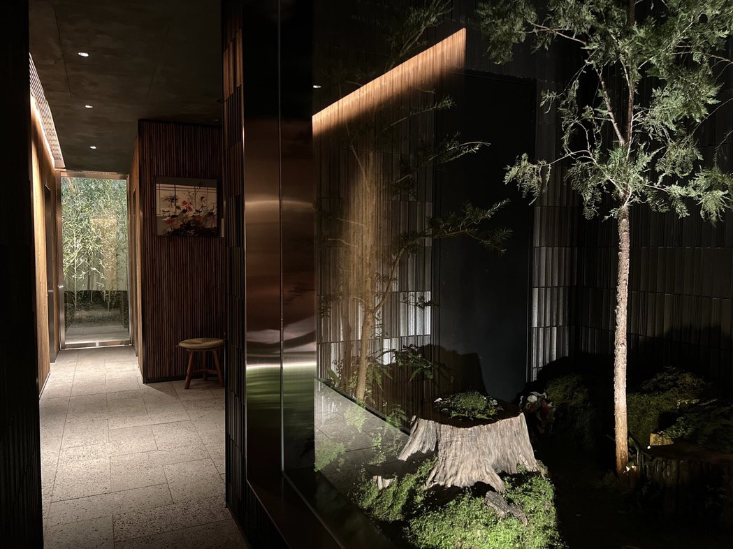 稗田良平在餐廳一樓以許多台灣自然森林意象打造綠意。 圖／李莘于