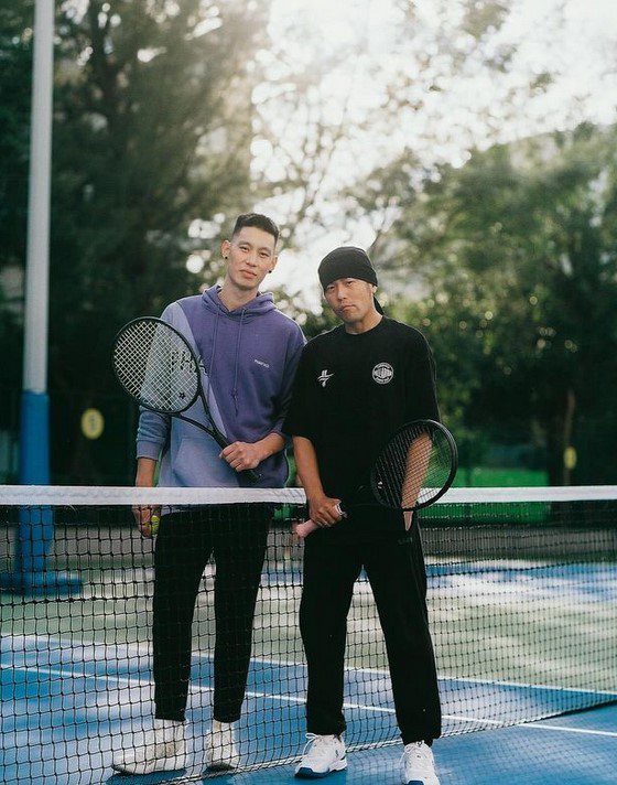 林書豪(左)與周杰倫一起打網球合照。林書豪IG