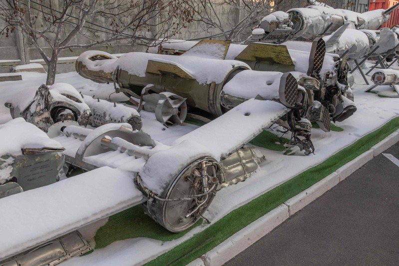 圖為基輔法醫科學研究所發射的被攔截導彈的部分殘骸，其中包括Tochka-U和Kalibr導彈。法國新聞社