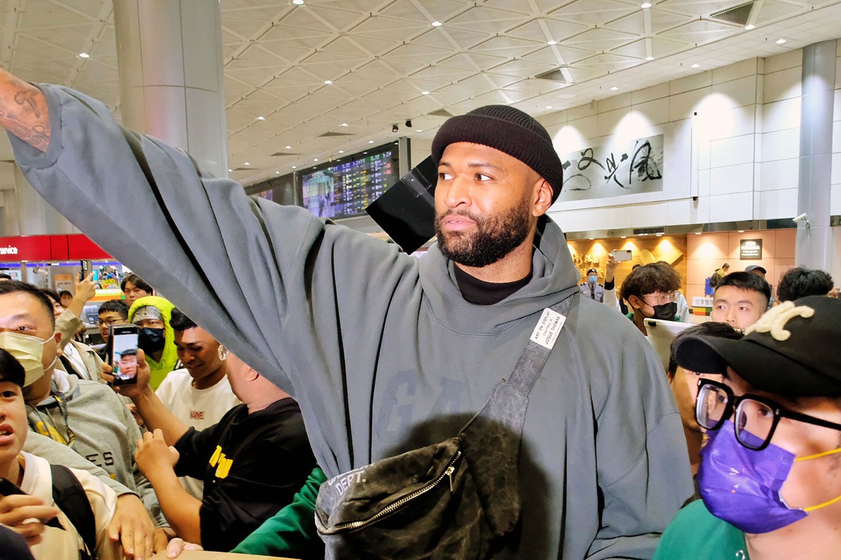 Former NBA Star Cassens Arrives in Taiwan to Help Professional Basketball Team – Attracts Large Fan Turnout at Airport