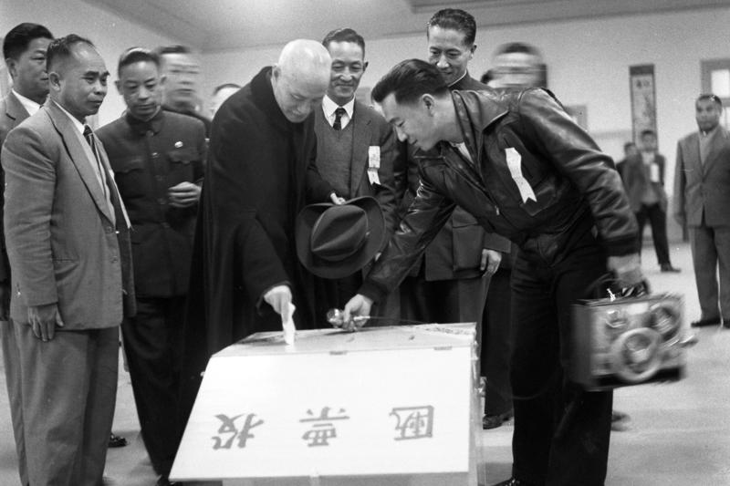 1958年1月19日，第四屆台北縣議員選舉，總統蔣中正偕夫人宋美齡前往士林中山堂投票所投票。圖／聯合報系資料照片