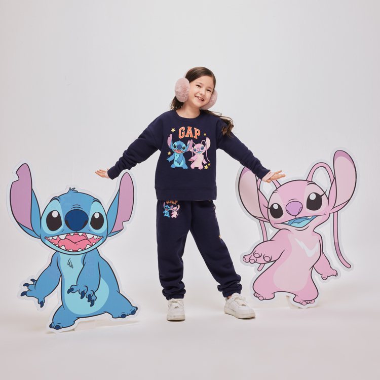 除了大人的服裝，Gap也為小朋友準備了聯名迪士尼經典角色「史迪奇」的系列童裝。圖／Gap提供