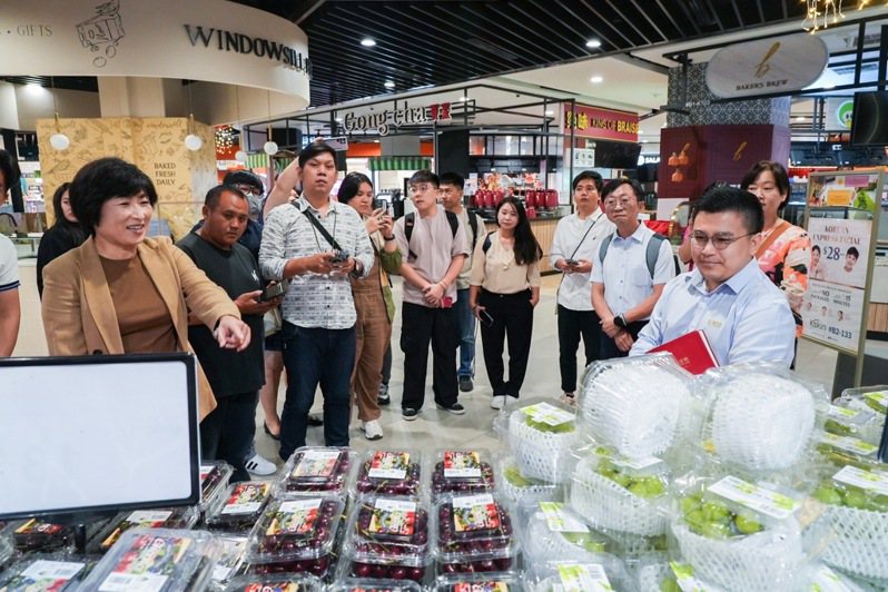 台東縣長饒慶鈴（左）今天在新加坡一間生鮮賣場有信心的說 「市場在那裡，台東農產品就賣到那裡」。圖／台東縣政府提供