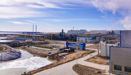 大陸官方相當重視鋰礦的挖掘與探勘，鋰礦主要分布在青藏高原周邊的鹽湖，圖為青海鹽湖公司旗下的鋰礦產區。 （圖／取自青海鹽湖公司官網）