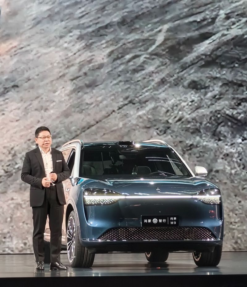 華為常務董事、終端BG CEO余承東。圖為他去年12月在華為發布會現場介紹新推出的車款問界M9。  （長江日報)