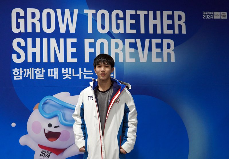 冰球代表隊隊長吳凱振選手擔任2024年江原冬季青年奧運會掌旗官。圖／體育署提供