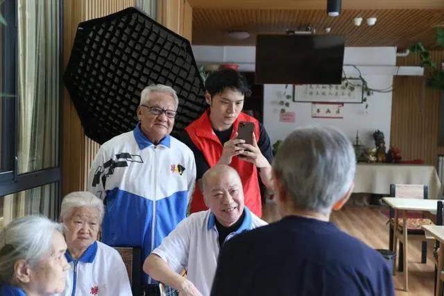 在天津經營養老院的大陸年輕人陳卓，帶著老人們一起拍影片。圖／取自極目新聞