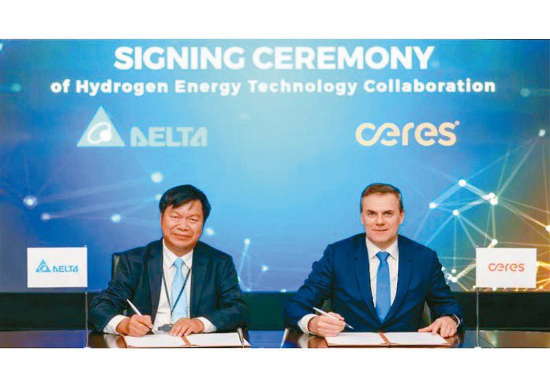 台達氫能源應用新事業發展部總經理蔡文蔭（左）及Ceres執行長Phil Caldwell簽訂氫能源電池堆技術移轉及授權合約。 台達電／提供