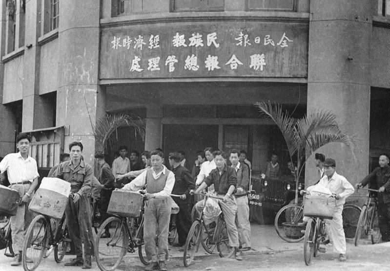 聯合版創立早期，單車送報生在台北市西寧南路報社門口出發。1954.04.11／聯合報系資料照片