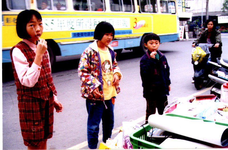 彰化縣愚人協會辦資源回收，許多小朋友送來可回收資源換麥芽糖，一舉兩得。圖／聯合報系資料照(1997/03/16  董順隆攝影)