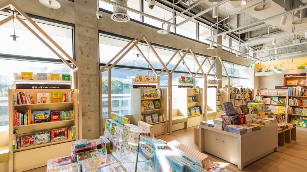 「誠品兒童」打造臨窗「親子共讀小屋」。 圖／誠品書店提供
