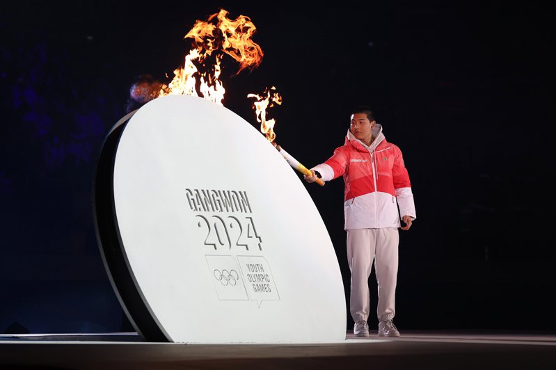 第四屆冬青奧會開幕式19日在韓國江原道舉行，聖火傳遞最後一棒、韓國自由式滑雪小將李淨玟點燃主火炬。新華社
