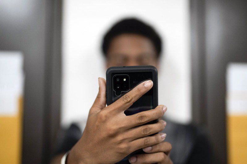 现代人的生活离不开手机，甚至许多人自觉已经手机成瘾。美联社(photo:UDN)