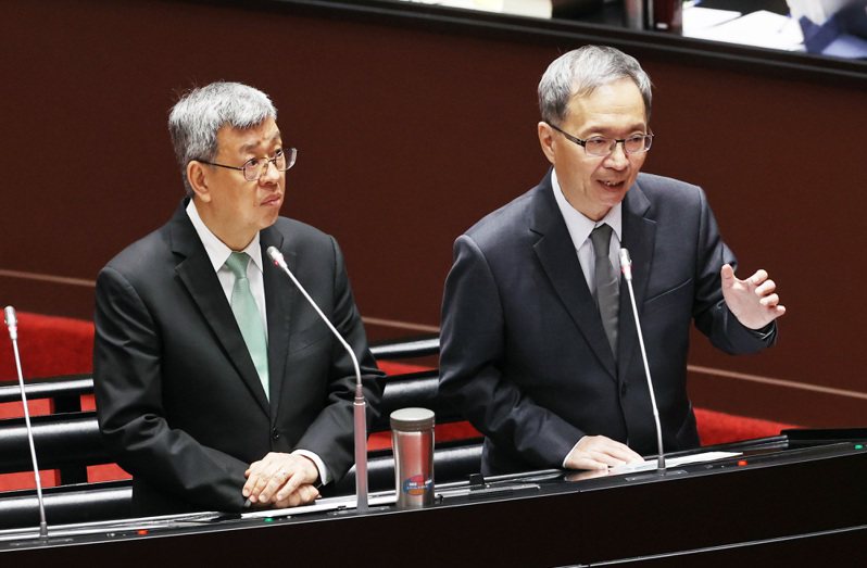 行政院長陳建仁(左)與衛福部長薛瑞元。本報資料照片