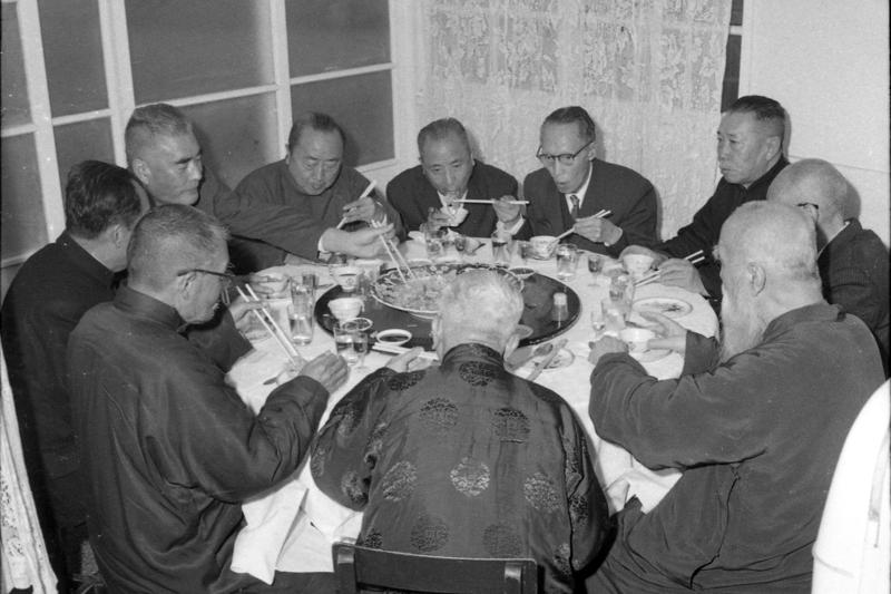 1964年1月20日，中國國民黨第一屆全國代表大會40周年，10位當年的代表在張知本寓所餐敘，暢談過往。圖／聯合報系資料照片