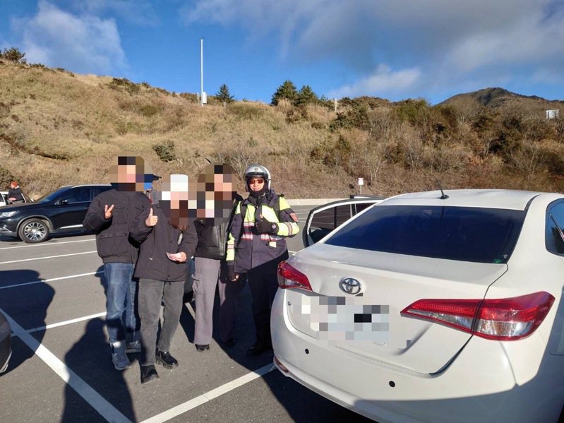 5名大學生共乘汽車赴合歡山遊玩，但半路車子沒油，幸好花蓮新城警分局員警相助，讓他們平安下山。圖／新城警分局提供