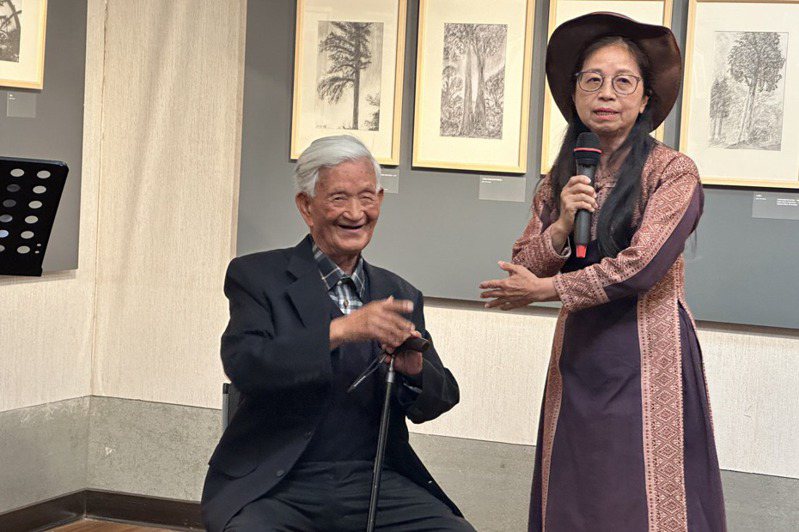 98歲阿里山耆老陳清祥（左）在嘉市文化局辦畫展，女兒陳月霞（右）是策展人。記者魯永明／攝影