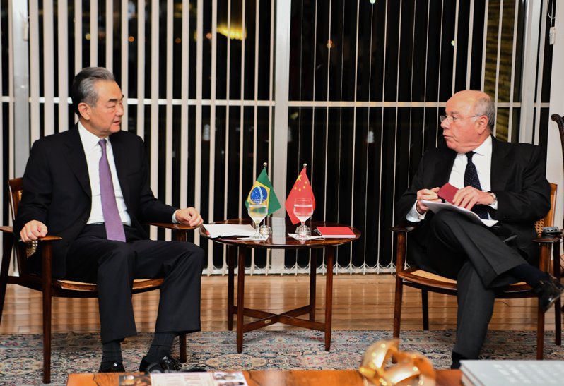 大陸外長王毅（左）到訪巴西，並與巴西外長維艾拉共同舉行第四次「外長級全面戰略對話」。（圖／取自巴西外交部推特照片）