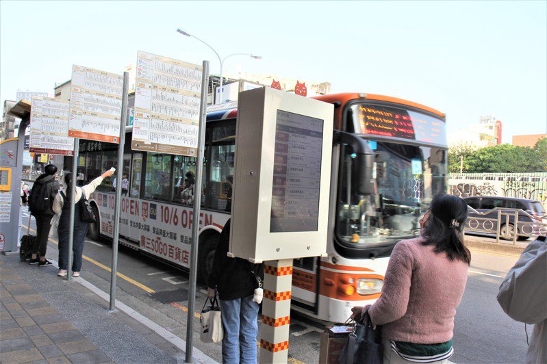 台中市交通局在一中商圈建置t-bar智慧型站牌，32吋大螢幕能與行進中公車連線，即時回傳公車到站時間。圖／台中市交通局提供