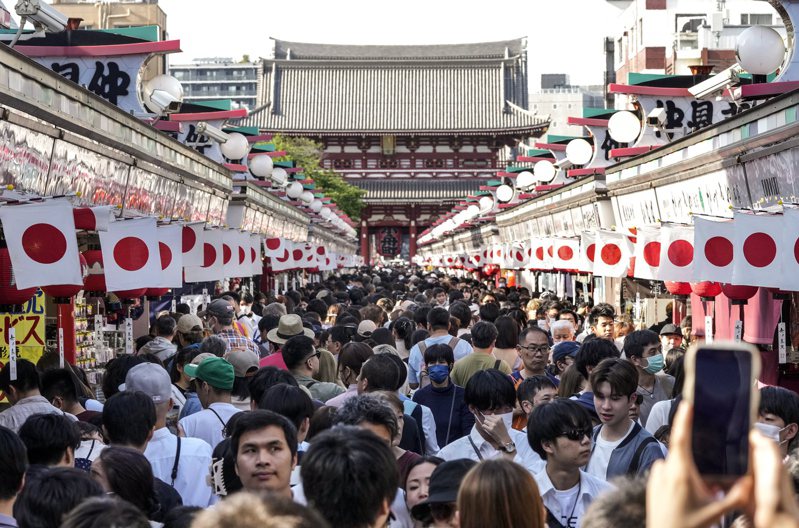 日本黃金周時不少日本民眾安排旅遊。圖為東京淺草寺。歐新社