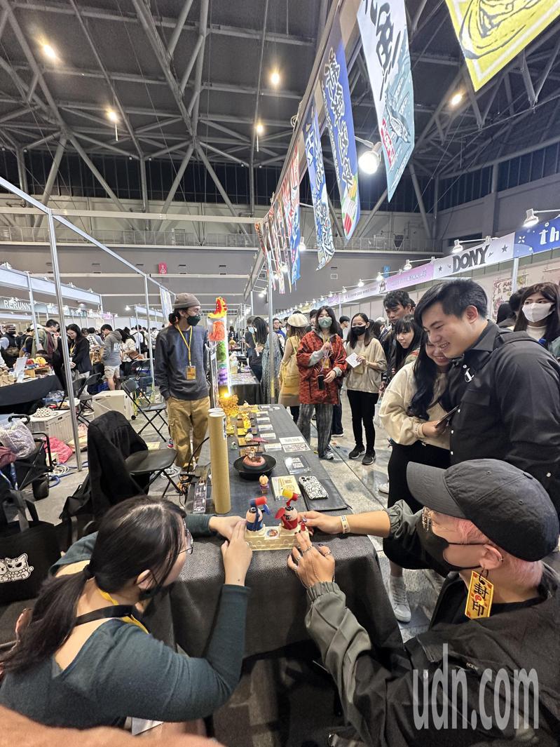 台灣第一屆國際玩具博覽會登場，大批民眾爭相搶購限量設計玩具。記者周宗禎／攝影