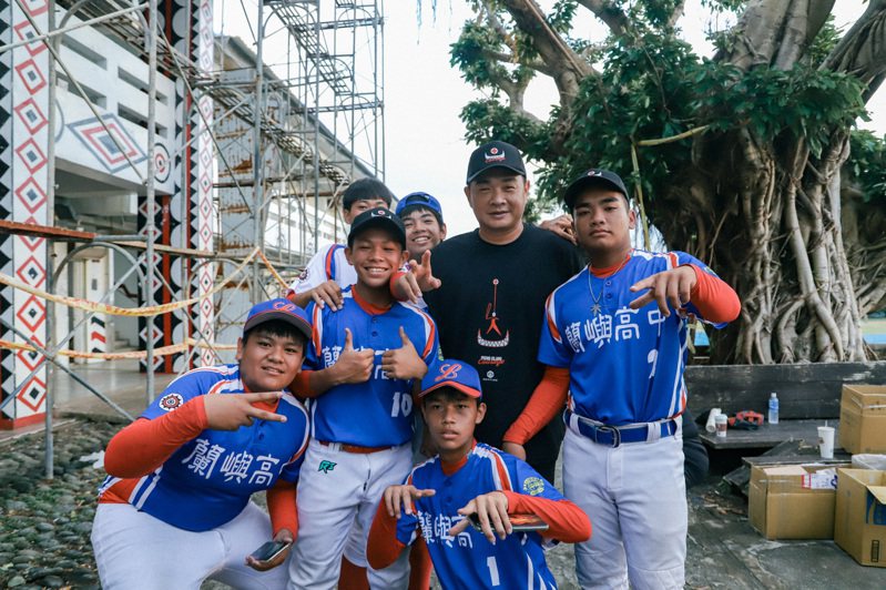 台灣火星人運動發展協會「第五屆公益棒球訓練營」前進離島蘭嶼，榮譽理事長彭政閔（後排中）指導當地學生棒球。圖／台灣火星人運動發展協會提供