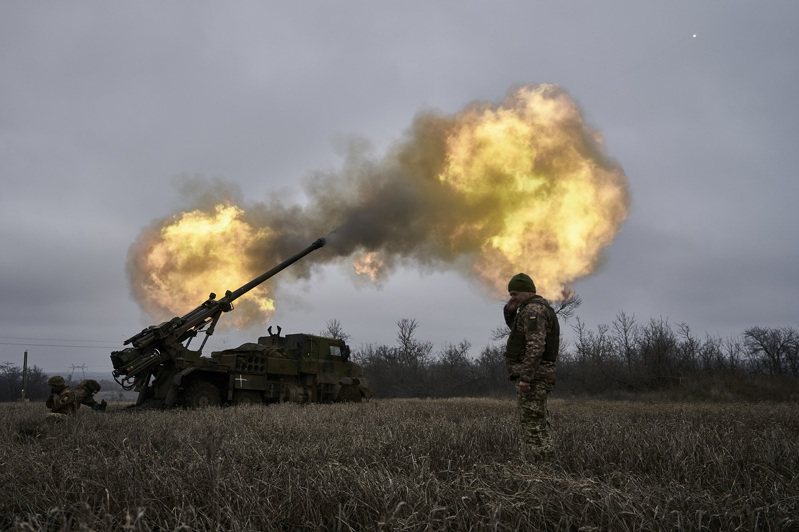烏克蘭官兵2022年12月在頓內次克州阿夫迪夫卡附近，操作法製凱薩自走砲朝俄羅斯陣地開火。資料照片／美聯社
