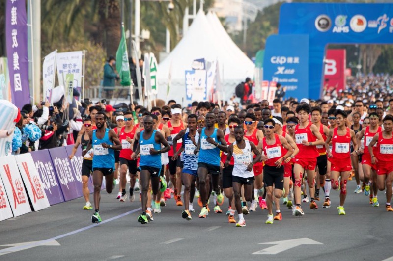今年1月7日，2024廈門馬拉松開跑，衣索比亞選手包攬男女組冠軍。圖為專業組參賽選手出發。新華社
