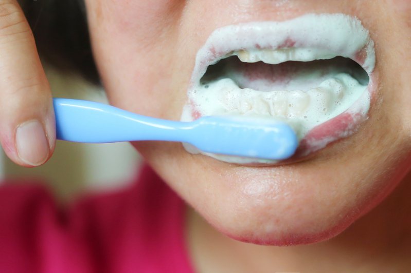 網路盛傳「牙膏可以拿來用在臉上美白除斑」，食藥署提醒，此舉可能變白不成反而會變黑。示意圖。本報資料照片