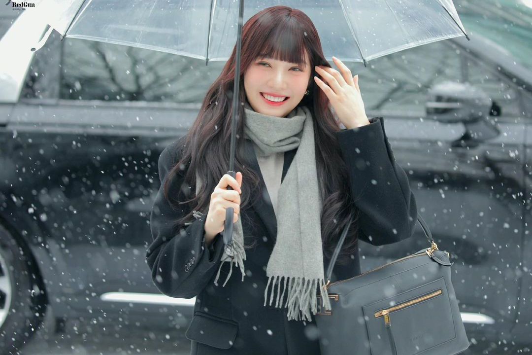 天使上班美成這樣！Red Velvet Joy換齊瀏海走在下雪街道氛圍感爆棚　「對到眼燦笑」更犯規