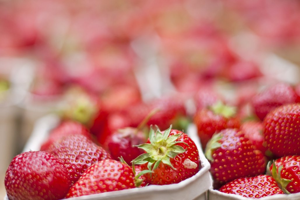 草莓到底要怎麼挑才好吃？清洗上又該如何洗才不會吃下農藥？