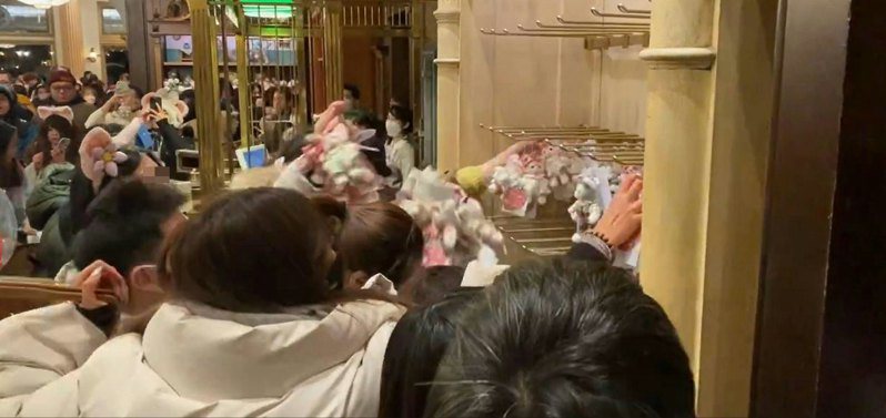 網上近日瘋傳，有大批遊客在東京迪士尼海洋狂搶多隻限量版達菲熊玩偶，有一個男聲用日文高呼不要再推擠，上傳者表示片中眾人「不知道是中國有錢人還是代購」。圖／截自X平台