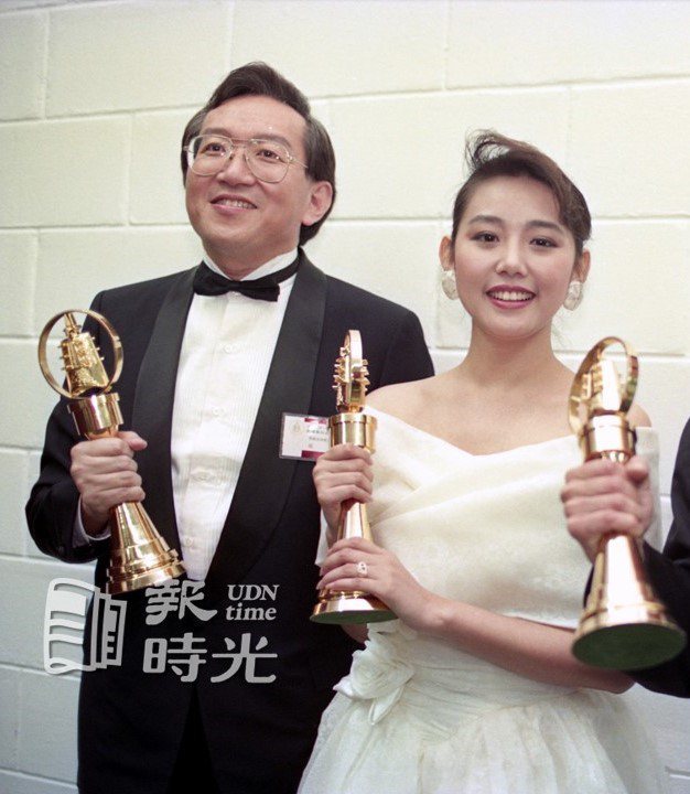 第25屆金鐘獎頒獎典禮，圖為綜藝節目主持人獎由崔麗心(右)、趙寧(左)獲得。圖／聯合報系資料照（1990/04/14 徐兆玄攝影）