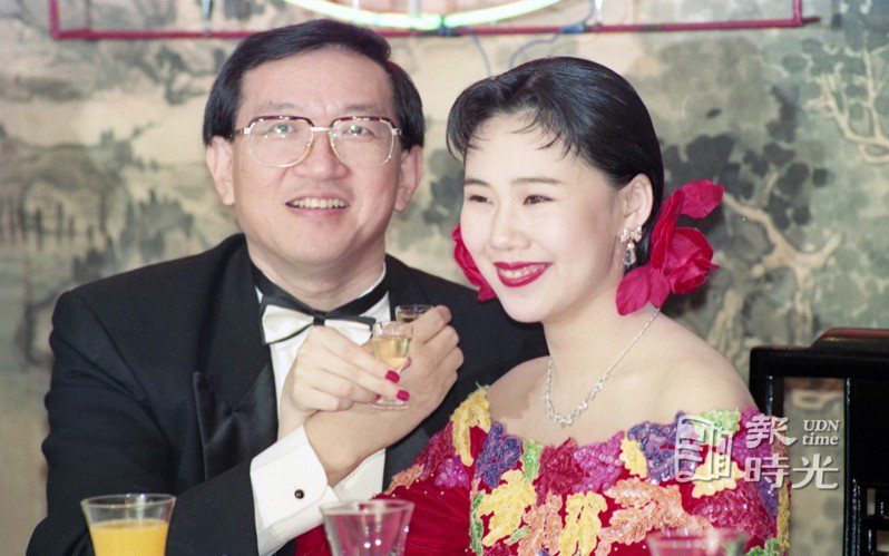 「趙茶房」趙寧（左）與「劉老師」劉茵茵（右）舉行訂婚儀式。圖／聯合報系資料照（1993/02/15 本報記者攝影）
