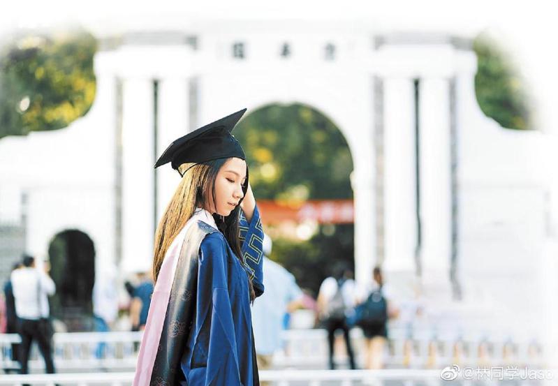 進一步分析各學校的情形，北京清華大學2023年應屆畢業生有3200多人，其中高達80.8%的人選擇繼續深造。示意圖／非文中當事人（微博照片）
