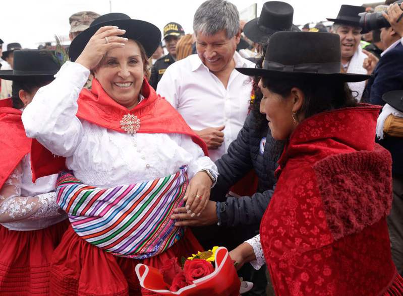 一名抗議人士今天在秘魯南部阿亞庫喬的一個活動中，暴力地抓住總統博魯阿爾特；根據襲擊發生當下的電視畫面，身著傳統服飾的博魯阿爾特被一群人包圍，她正在分發糖果時，一名大吼大叫的婦女走近，並抓住了她。法新社