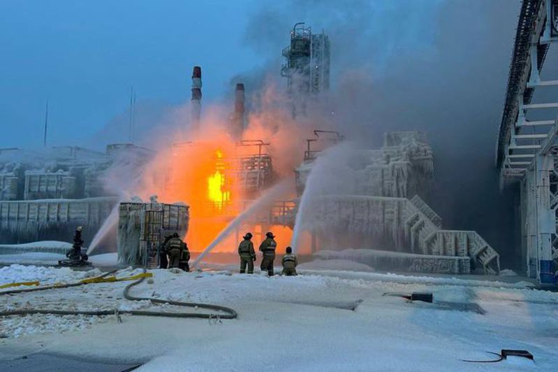 俄羅斯列寧格勒州州長表示，位於波羅的海烏斯季盧加（Ust-Luga）港的一座天然氣接收站今晨發生火警。據傳，當地居民在爆炸前曾聽見附近有無人機運行聲響。圖為救援人員正在俄羅斯波羅的海烏斯季盧加港的一個天然氣碼頭滅火。法新社