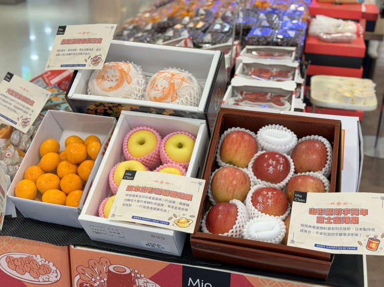 Mia C'bon引進日本各地精緻水果禮盒。記者黃筱晴／攝影