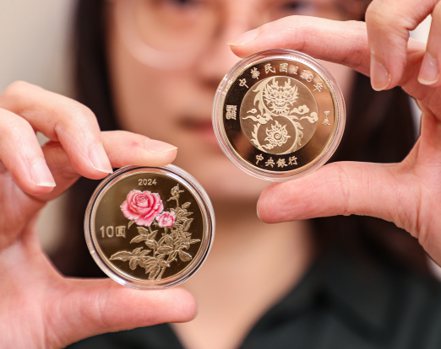 中央銀行委請台灣銀行公開發售第3輪生肖紀念套幣系列第8套「甲辰龍年生肖紀念套幣」，銅合金幣正面以「祥龍戲珠為主構圖」，背面則是部分上彩的「玫瑰花」。本報資料照片