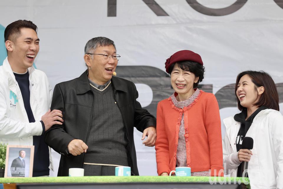 民眾黨昨在台北市榮星花園舉辦「阿北小草見面會」，主席柯文哲（左二）在太太陳佩琪（右二）的陪同下現身。記者林伯東／攝影