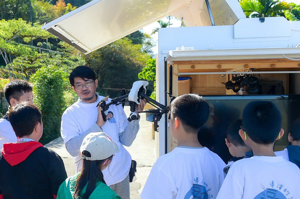 2019年起，導演何明瑞開著他的豆花車，到不同地方進行影像教學。圖／導演的豆花店...