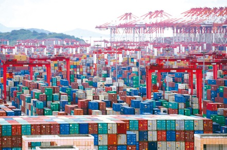 紅海危機持續衝擊貨櫃航運市場，12月準班率56.8%，寫下2021年2月以來最大單月跌幅。（路透）