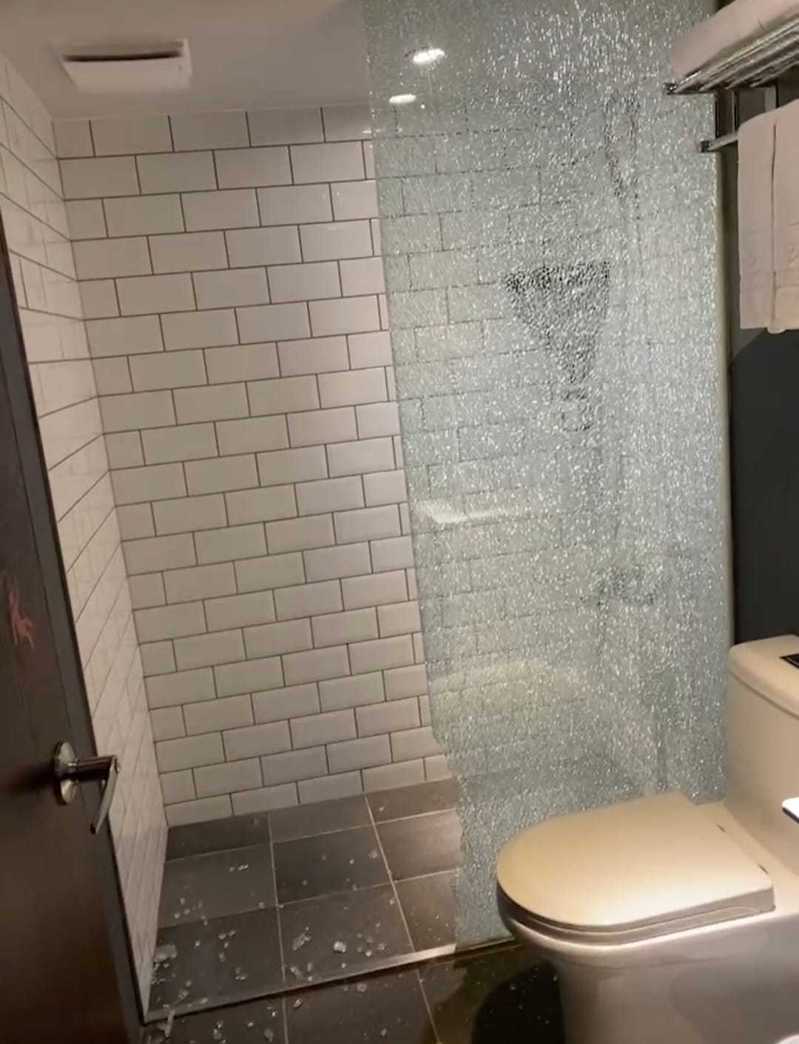 一名網友抱怨，家人們近日投宿國內飯店，竟遇到浴室玻璃整片碎裂。圖／翻攝自爆料公社二社