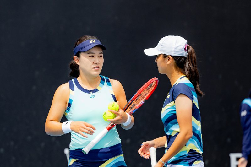 吳芳嫺(右)和中國搭檔朱琳無緣闖進澳網女雙8強。 新華通訊社