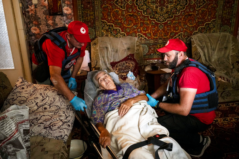 烏克蘭紅十字會工作人員2023年9月到了哈爾科夫州的庫普揚斯克─武茲洛維伊村，將臀部骨折的83歲婦人伊萊達．庫里洛從她的家撤離。圖／取自紐約時報