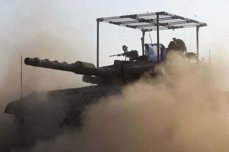 华尔街日报报导，美国情报机构首次公布哈玛斯伤亡统计指出，以色列国防军约击毙二至三成武装分子，远不及战时内阁设立的歼灭目标。图为一辆在加萨边界巡逻的以色列战车。路透(photo:UDN)