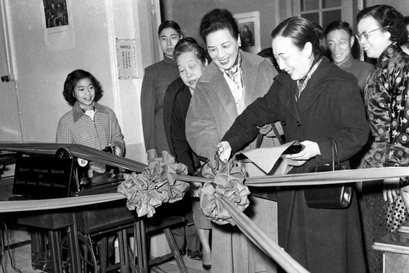 1957年1月23日，中華婦女反共抗俄聯合總會理事長蔣宋美齡（前右二）代表該會接受美國勝家縫紉機公司贈送該會的100架縫紉機。圖為剪綵情形。圖／聯合報系資料照片