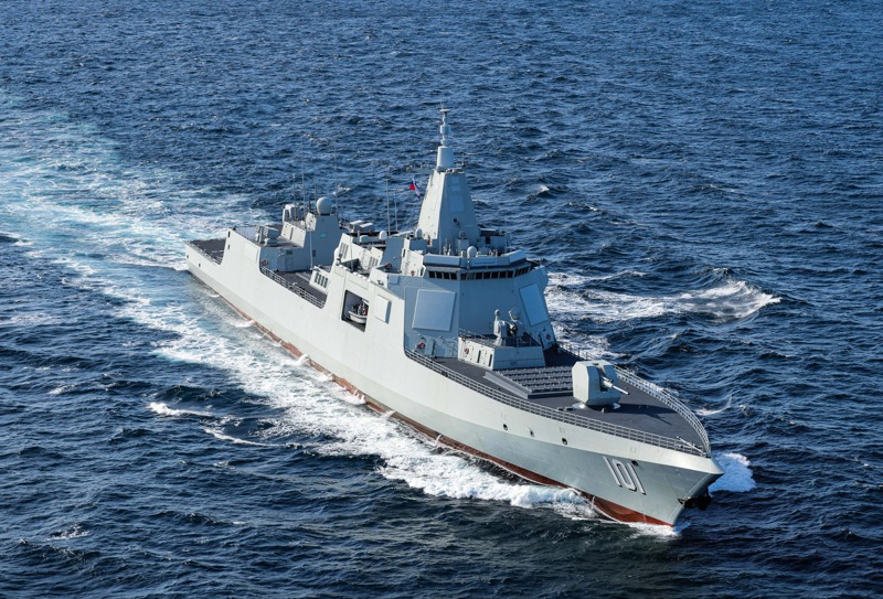 南昌艦是中共海軍055型驅逐艦首艦，曾與美國海軍在西太平洋屢次糾纏。圖為南昌艦2021年10月赴俄參加中俄「海上聯合-2021」軍事演習。新華社