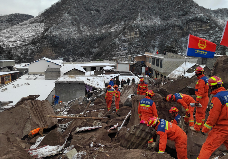 雲南昭通市鎮雄縣22日凌晨發生滑坡，目前已知有47人被埋失蹤，目前搜救工作仍在進行中。（新華社）